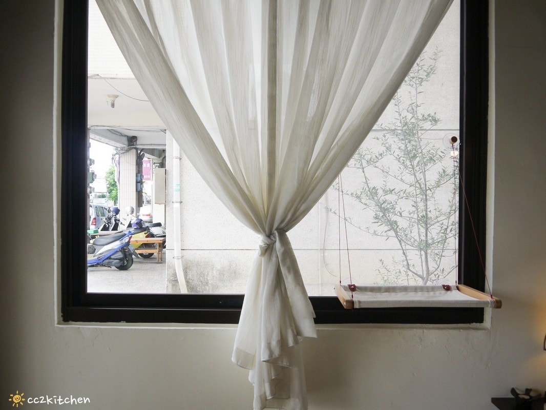 台東咖啡「大酥老公」從北平街搬到更生路的大酥2.0，台東超人氣鐵盒奶油酥餅伴手禮、質感老屋咖啡廳。