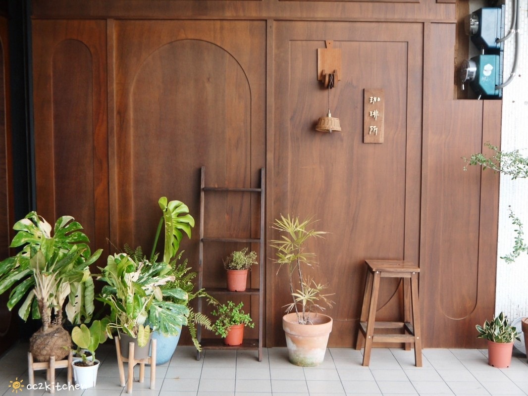 台東咖啡「大酥老公」從北平街搬到更生路的大酥2.0，台東超人氣鐵盒奶油酥餅伴手禮、質感老屋咖啡廳。