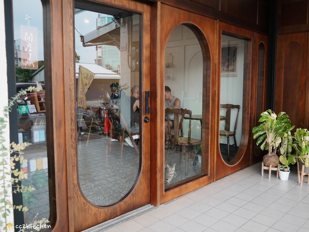 台東咖啡「大酥老公」從北平街搬到更生路的大酥2.0，台東超人氣鐵盒奶油酥餅伴手禮、質感老屋咖啡廳。