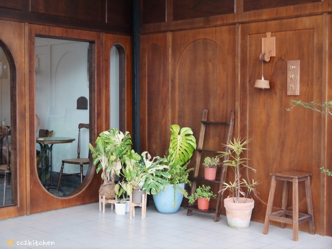 台東咖啡「大酥老公」從北平街搬到更生路的大酥2.0，台東超人氣鐵盒奶油酥餅伴手禮、質感老屋咖啡廳。