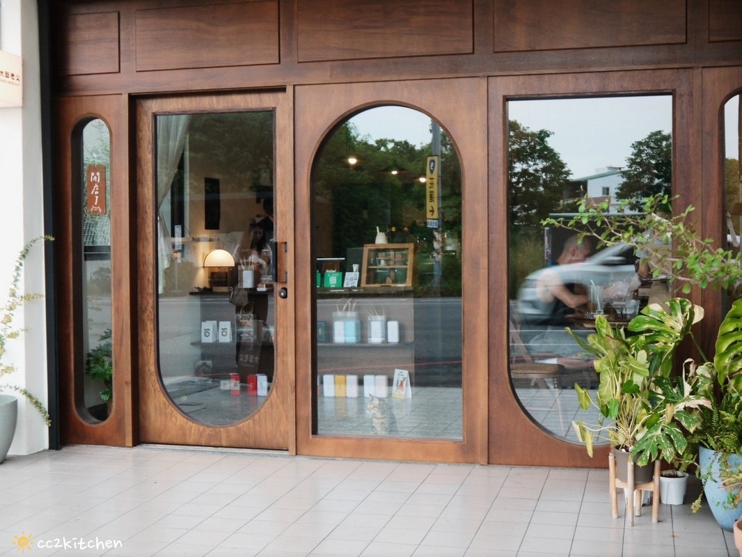 台東咖啡「大酥老公」從北平街搬到更生路的大酥2.0，台東超人氣鐵盒奶油酥餅伴手禮、質感老屋咖啡廳。