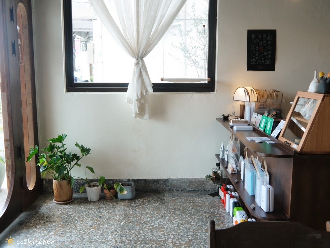 台東咖啡「大酥老公」從北平街搬到更生路的大酥2.0，台東超人氣鐵盒奶油酥餅伴手禮、質感老屋咖啡廳。