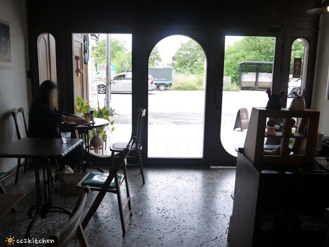 台東咖啡「大酥老公」從北平街搬到更生路的大酥2.0，台東超人氣鐵盒奶油酥餅伴手禮、質感老屋咖啡廳。