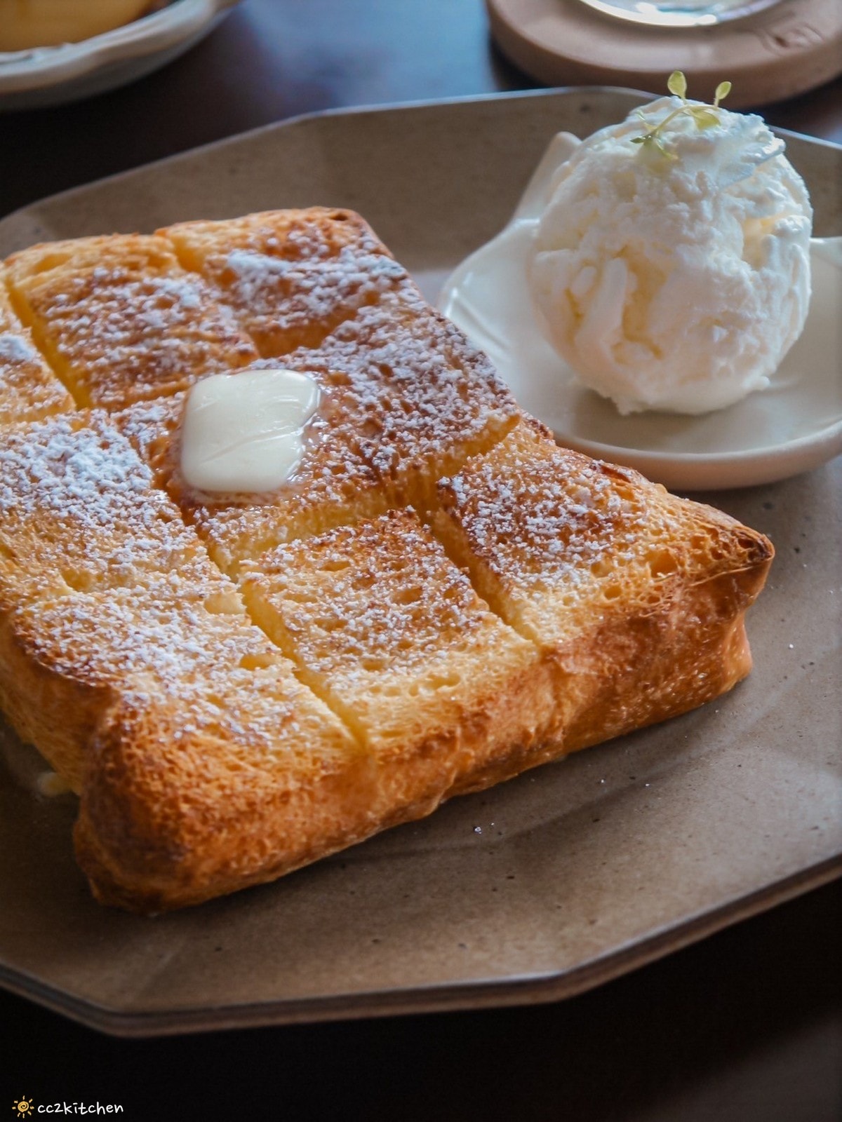 台東咖啡「大酥老公」從北平街搬到更生路的大酥2.0，台東超人氣鐵盒奶油酥餅伴手禮、質感老屋咖啡廳。