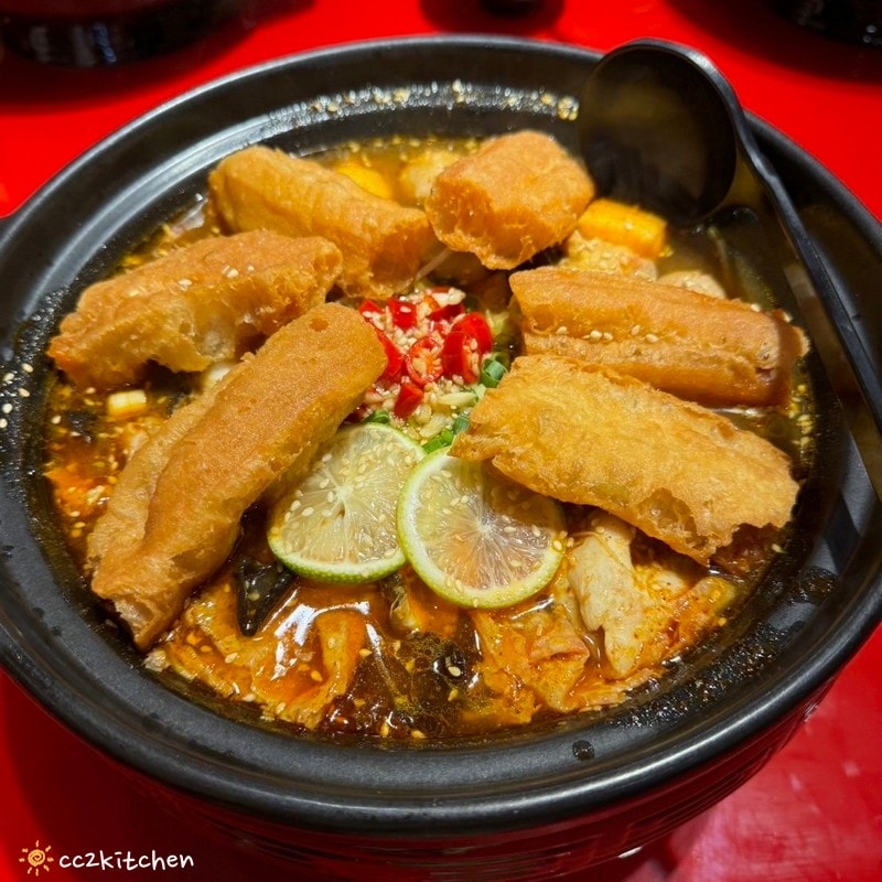 比臉盆還大的酸菜魚！「錄鼎記酸菜魚鍋台東店」台東首間酸菜魚火鍋～8/15新開幕，限定時段用餐鍋物9折！