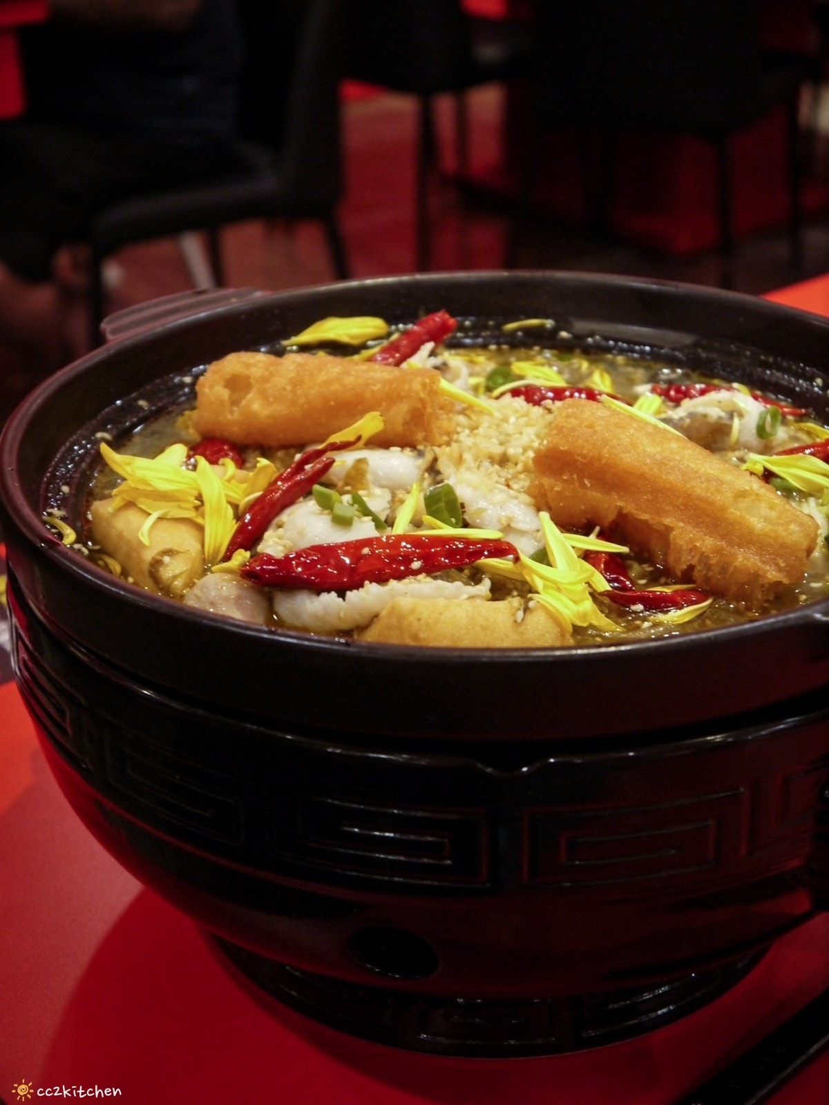 比臉盆還大的酸菜魚！「錄鼎記酸菜魚鍋台東店」台東首間酸菜魚火鍋～8/15新開幕，限定時段用餐鍋物9折！