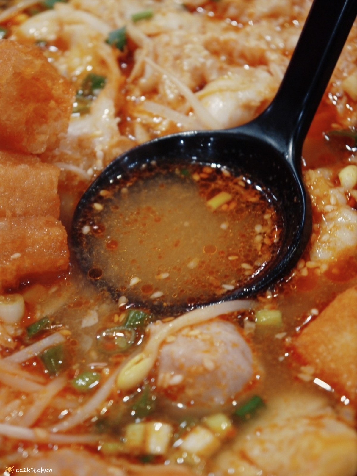 比臉盆還大的酸菜魚！「錄鼎記酸菜魚鍋台東店」台東首間酸菜魚火鍋～8/15新開幕，限定時段用餐鍋物9折！