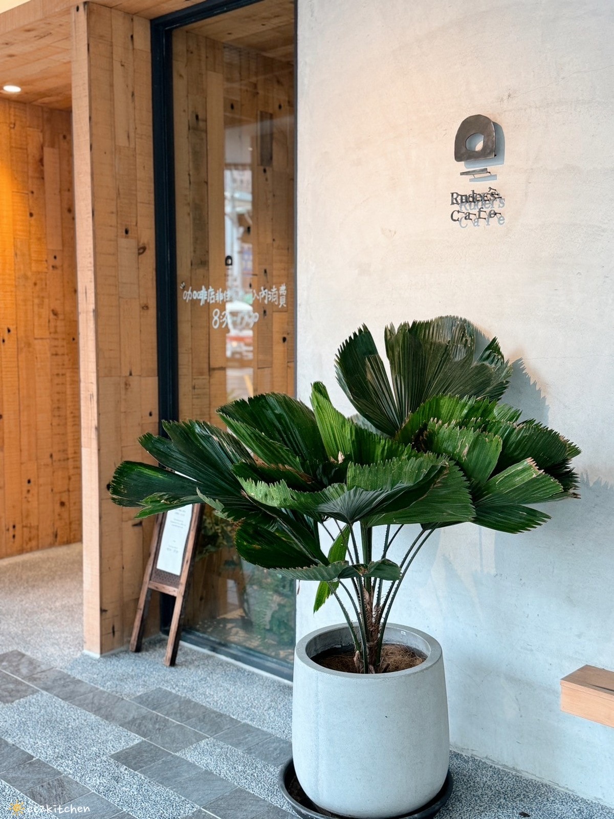 「Ruder’s Cafe」台東路得行旅2館,走進木質調的日式質感咖啡廳!復古老物結合日本職人手作陶藝,打造書香、咖啡香瀰漫的共享空間。 - 第7張圖