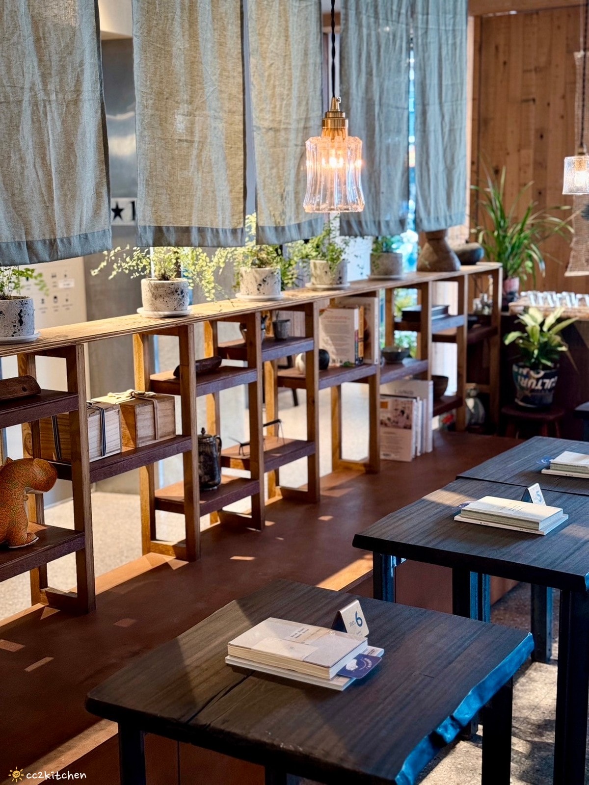 「Ruder’s Cafe」台東路得行旅2館,走進木質調的日式質感咖啡廳!復古老物結合日本職人手作陶藝,打造書香、咖啡香瀰漫的共享空間。 - 第18張圖
