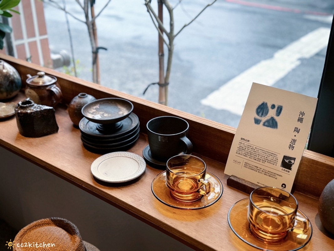 「Ruder’s Cafe」台東路得行旅2館,走進木質調的日式質感咖啡廳!復古老物結合日本職人手作陶藝,打造書香、咖啡香瀰漫的共享空間。 - 第9張圖