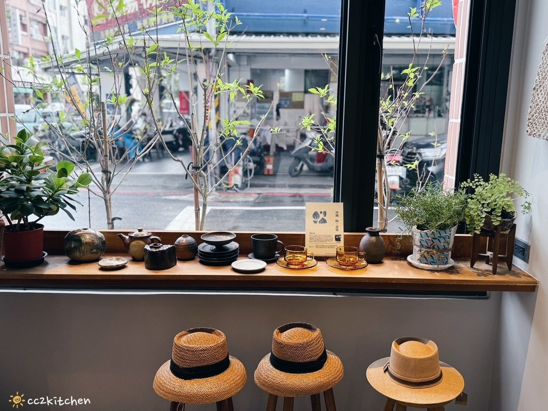 「Ruder’s Cafe」台東路得行旅2館,走進木質調的日式質感咖啡廳!復古老物結合日本職人手作陶藝,打造書香、咖啡香瀰漫的共享空間。 - 第8張圖