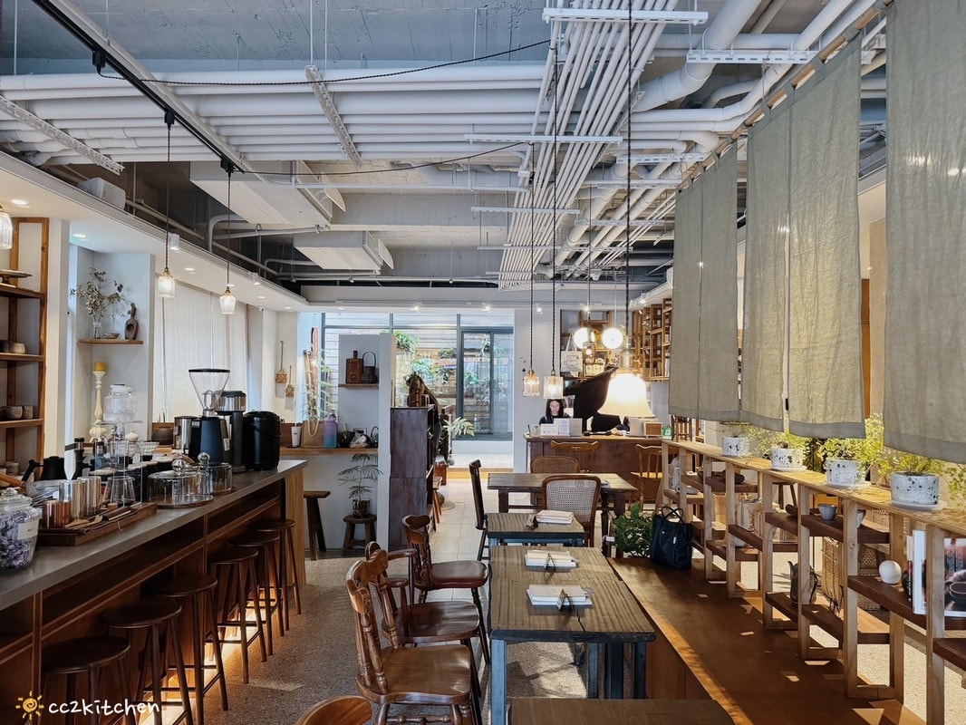 「Ruder’s Cafe」台東路得行旅2館,走進木質調的日式質感咖啡廳!復古老物結合日本職人手作陶藝,打造書香、咖啡香瀰漫的共享空間。 - 第14張圖