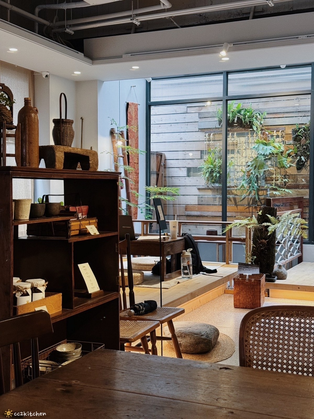 「Ruder’s Cafe」台東路得行旅2館,走進木質調的日式質感咖啡廳!復古老物結合日本職人手作陶藝,打造書香、咖啡香瀰漫的共享空間。 - 第46張圖