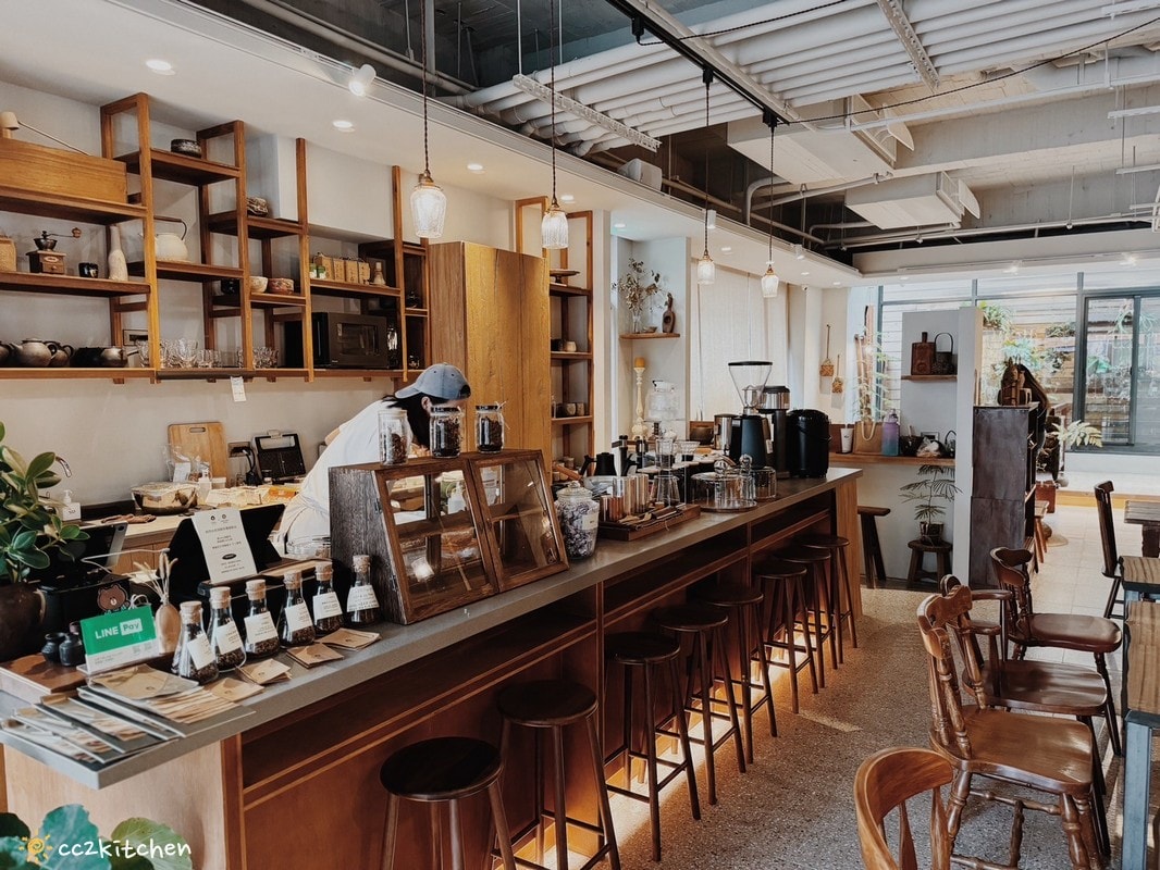 「Ruder’s Cafe」台東路得行旅2館,走進木質調的日式質感咖啡廳!復古老物結合日本職人手作陶藝,打造書香、咖啡香瀰漫的共享空間。 - 第13張圖