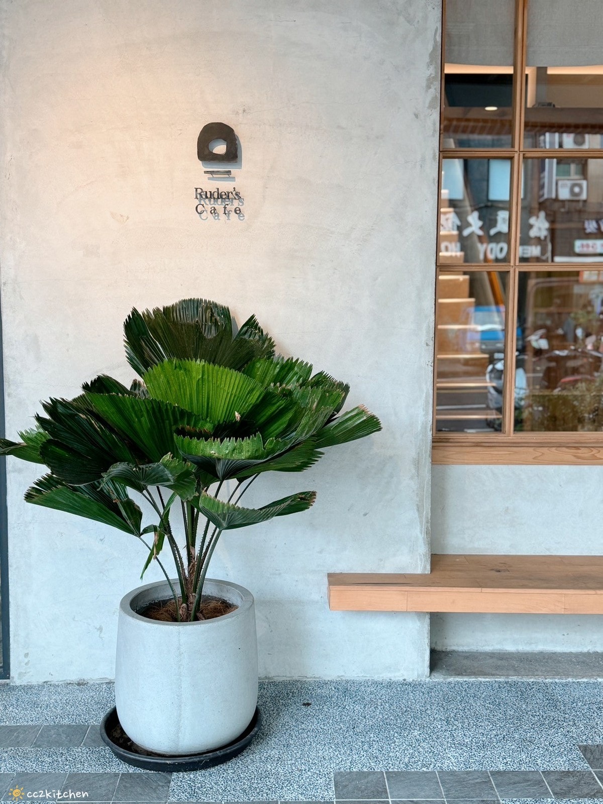 「Ruder’s Cafe」台東路得行旅2館,走進木質調的日式質感咖啡廳!復古老物結合日本職人手作陶藝,打造書香、咖啡香瀰漫的共享空間。 - 第6張圖