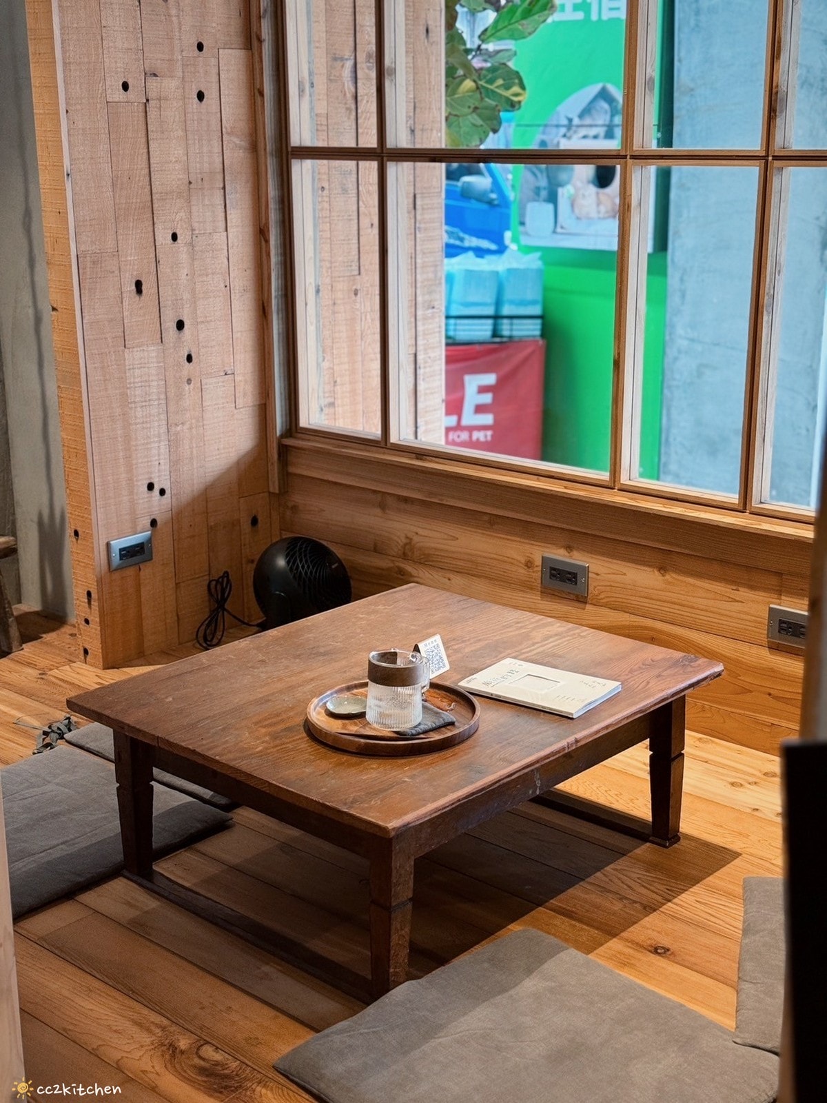 「Ruder’s Cafe」台東路得行旅2館,走進木質調的日式質感咖啡廳!復古老物結合日本職人手作陶藝,打造書香、咖啡香瀰漫的共享空間。 - 第21張圖