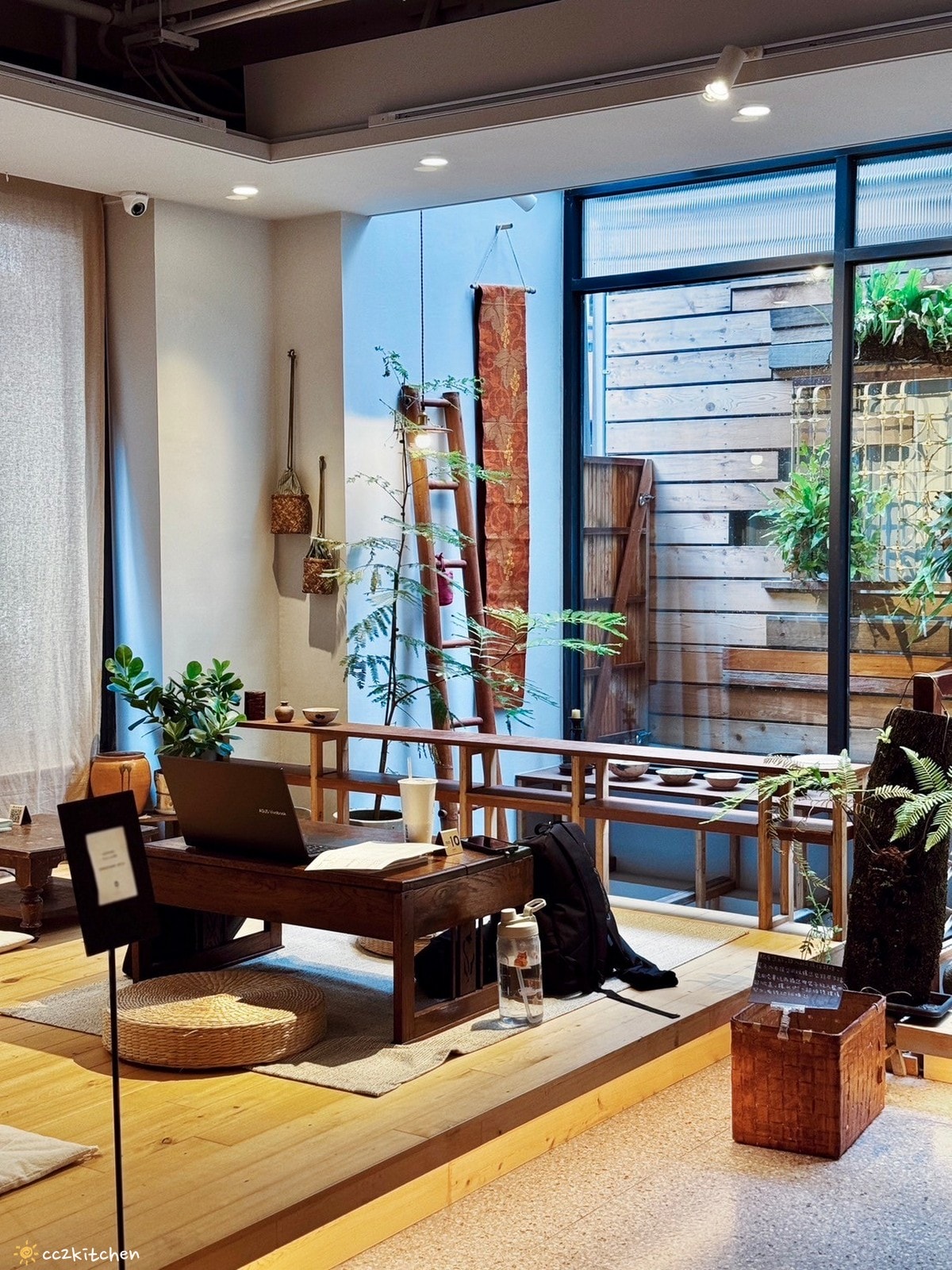 「Ruder’s Cafe」台東路得行旅2館,走進木質調的日式質感咖啡廳!復古老物結合日本職人手作陶藝,打造書香、咖啡香瀰漫的共享空間。 - 第19張圖