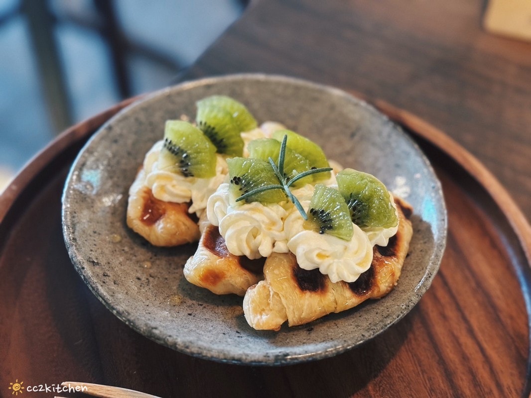 「Ruder’s Cafe」台東路得行旅2館,走進木質調的日式質感咖啡廳!復古老物結合日本職人手作陶藝,打造書香、咖啡香瀰漫的共享空間。 - 第42張圖