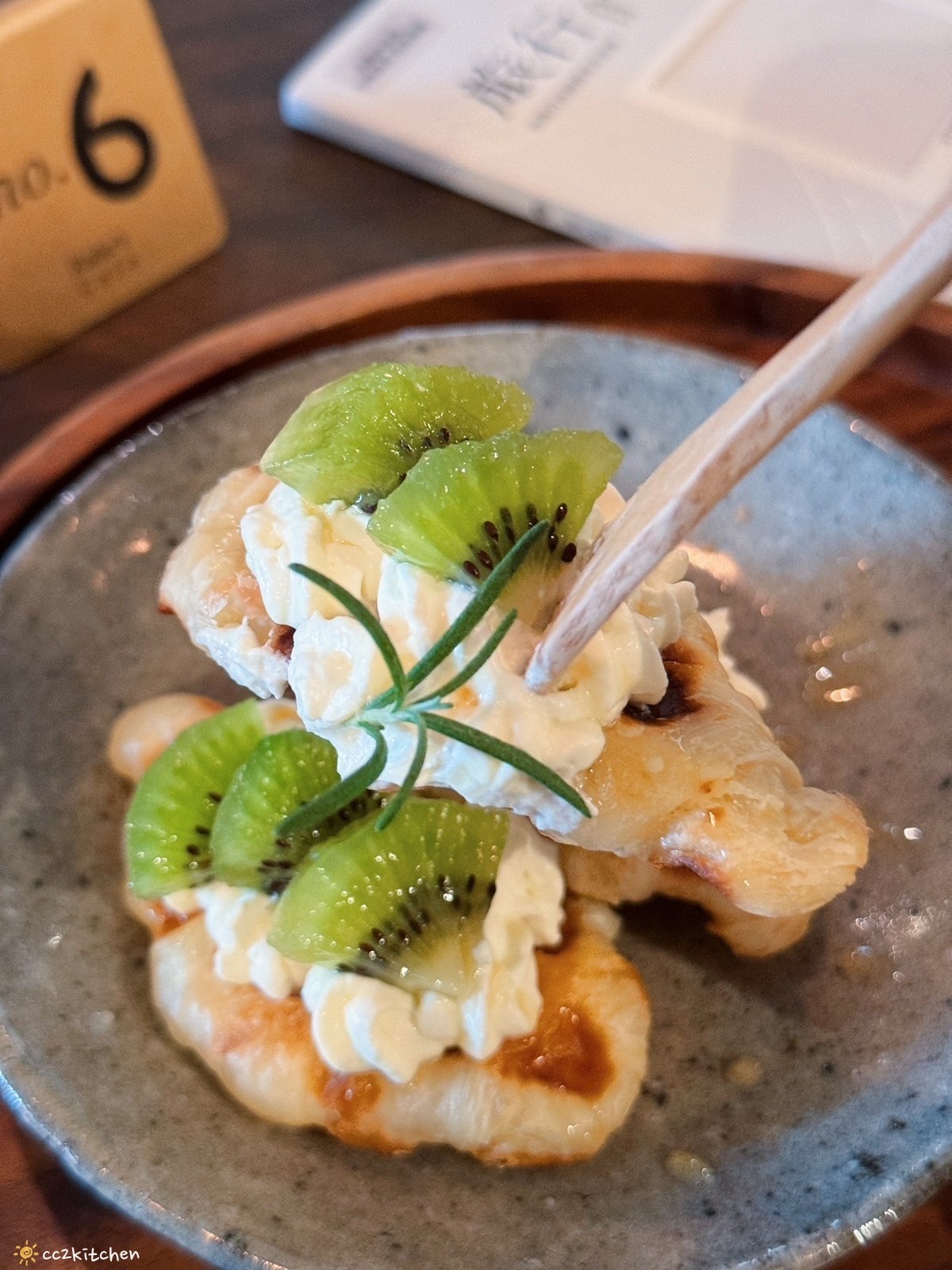 「Ruder’s Cafe」台東路得行旅2館,走進木質調的日式質感咖啡廳!復古老物結合日本職人手作陶藝,打造書香、咖啡香瀰漫的共享空間。 - 第45張圖