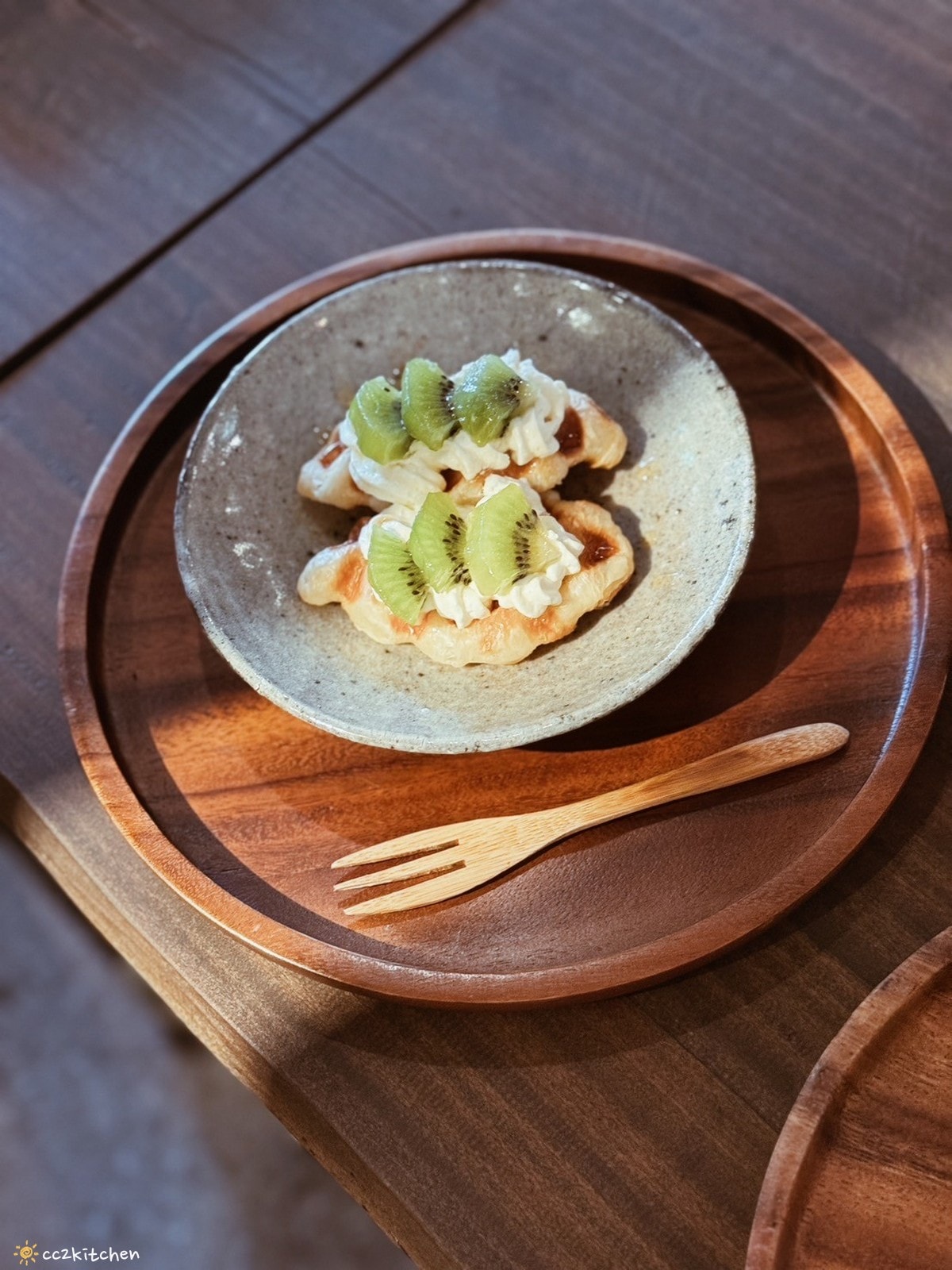 「Ruder’s Cafe」台東路得行旅2館,走進木質調的日式質感咖啡廳!復古老物結合日本職人手作陶藝,打造書香、咖啡香瀰漫的共享空間。 - 第44張圖