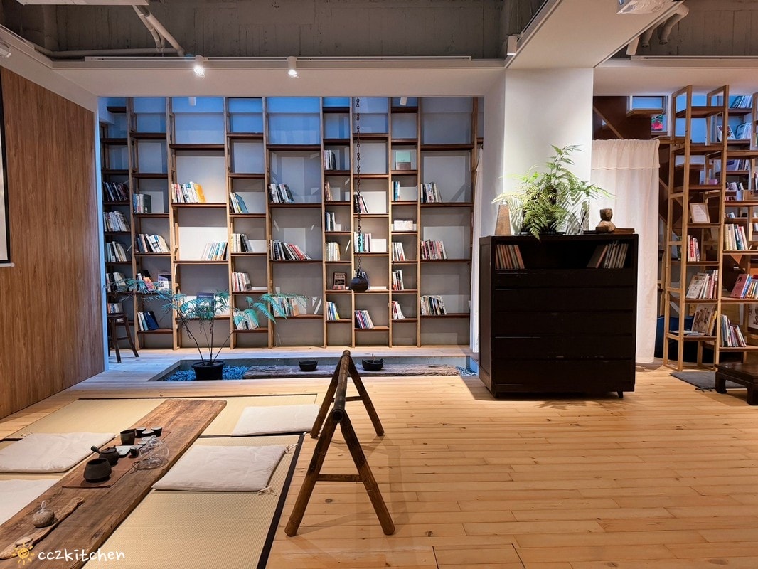 「Ruder’s Cafe」台東路得行旅2館,走進木質調的日式質感咖啡廳!復古老物結合日本職人手作陶藝,打造書香、咖啡香瀰漫的共享空間。 - 第22張圖