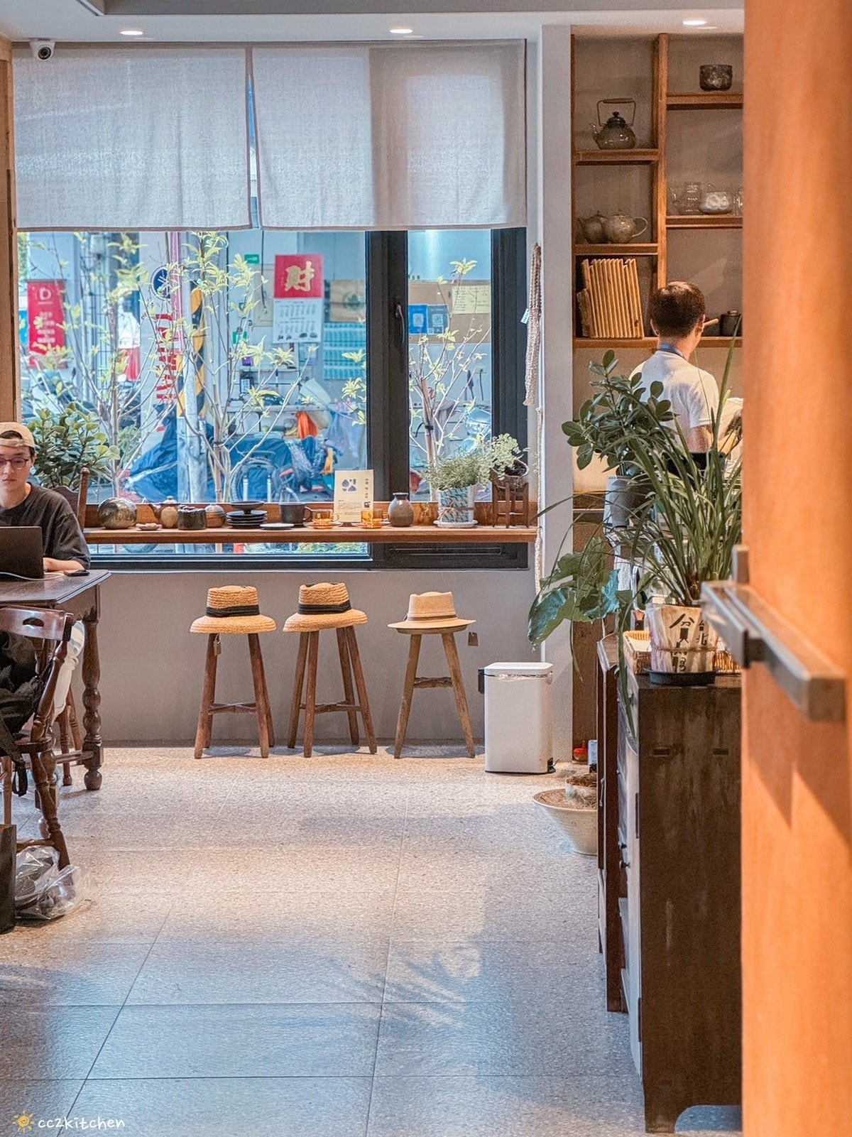 「Ruder’s Cafe」台東路得行旅2館,走進木質調的日式質感咖啡廳!復古老物結合日本職人手作陶藝,打造書香、咖啡香瀰漫的共享空間。 - 第11張圖