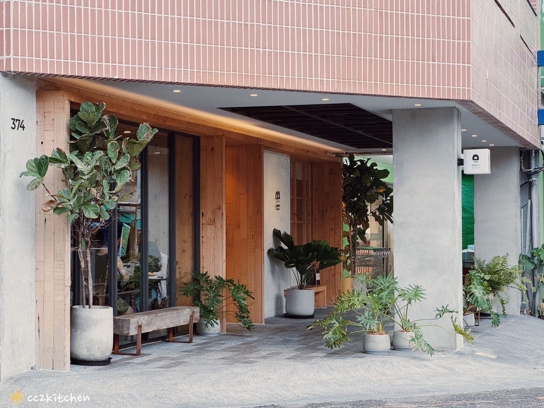 「Ruder’s Cafe」台東路得行旅2館,走進木質調的日式質感咖啡廳!復古老物結合日本職人手作陶藝,打造書香、咖啡香瀰漫的共享空間。 - 第3張圖