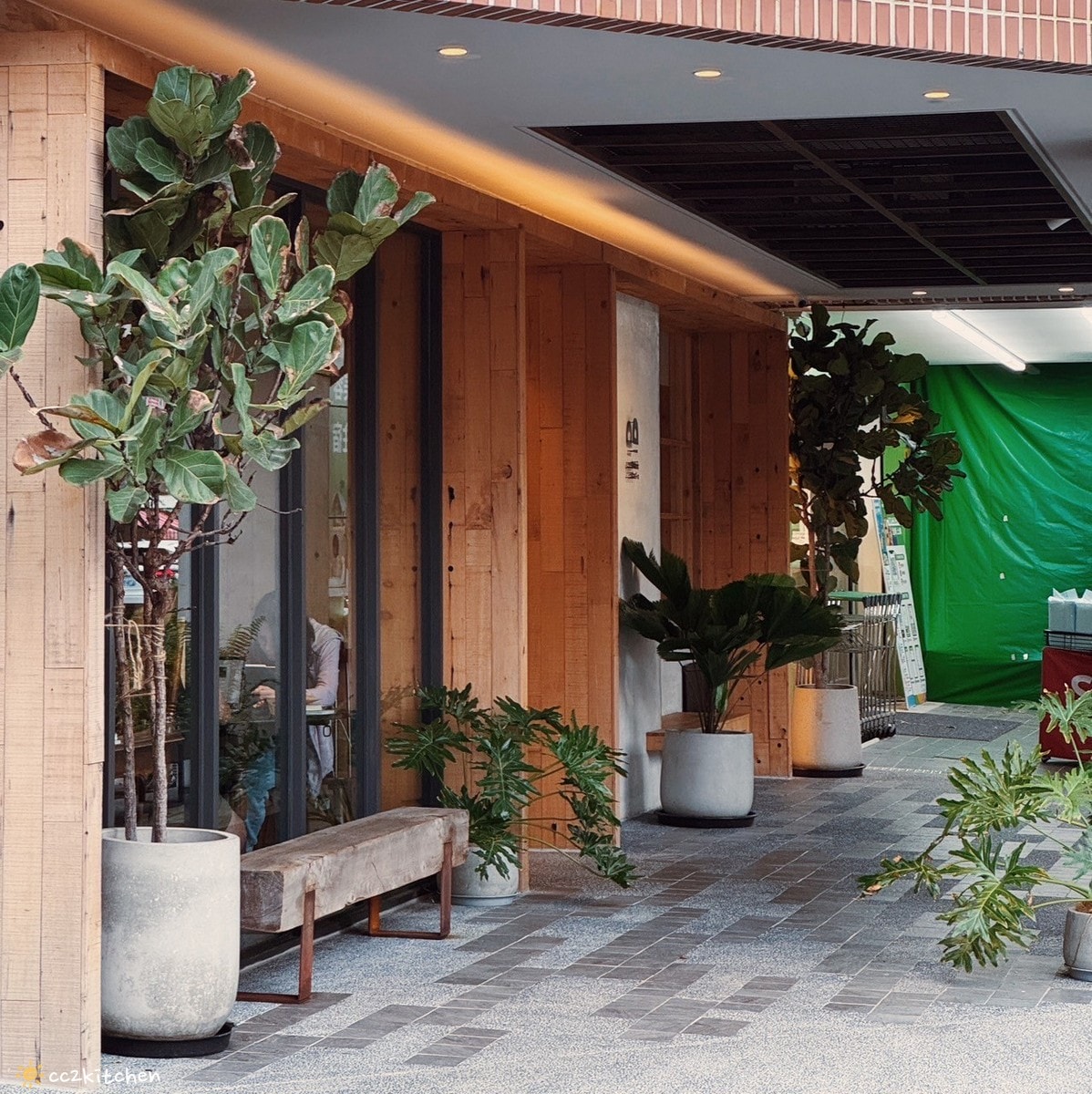 「Ruder’s Cafe」台東路得行旅2館,走進木質調的日式質感咖啡廳!復古老物結合日本職人手作陶藝,打造書香、咖啡香瀰漫的共享空間。 - 第4張圖