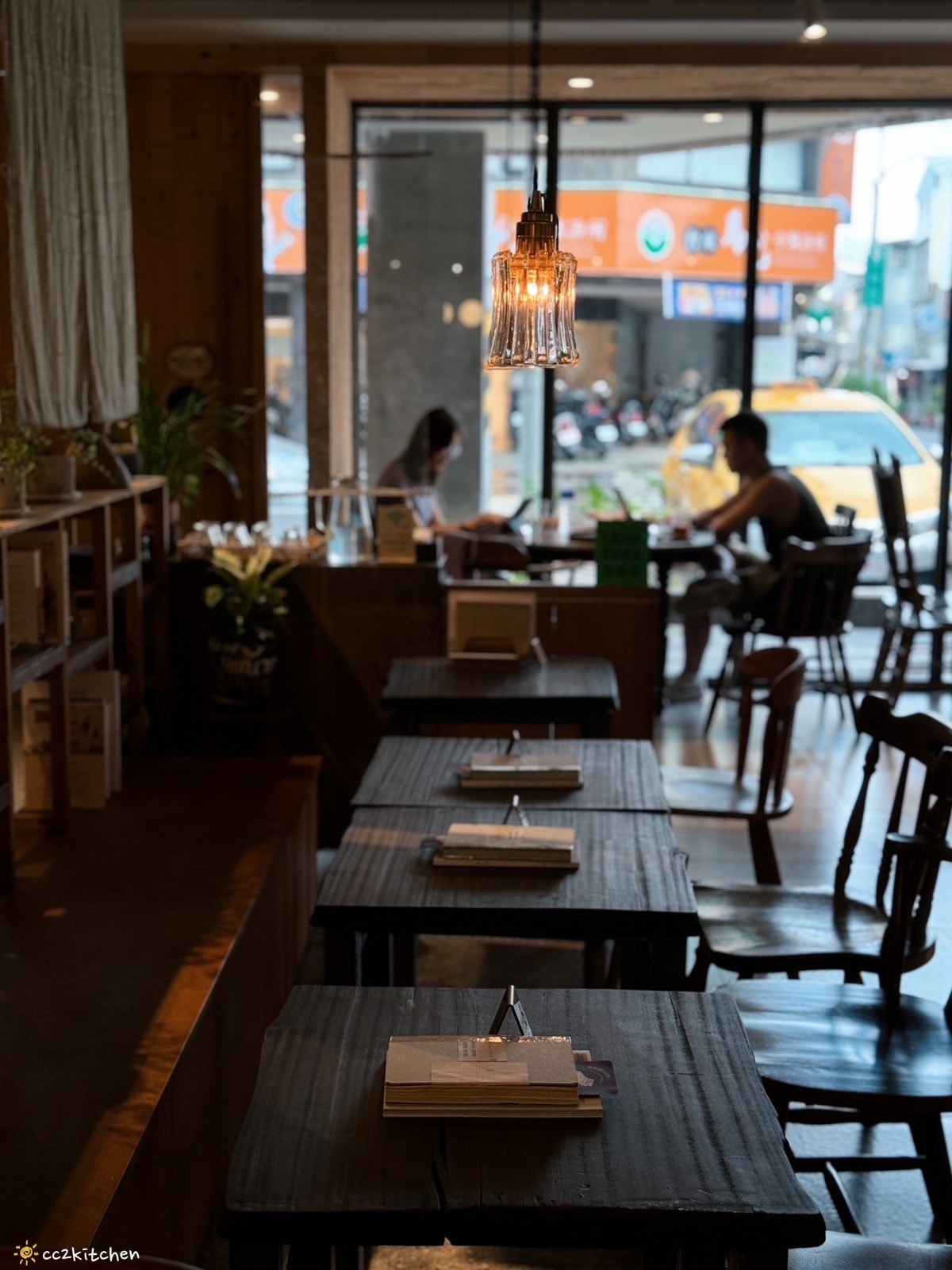 「Ruder’s Cafe」台東路得行旅2館,走進木質調的日式質感咖啡廳!復古老物結合日本職人手作陶藝,打造書香、咖啡香瀰漫的共享空間。 - 第16張圖