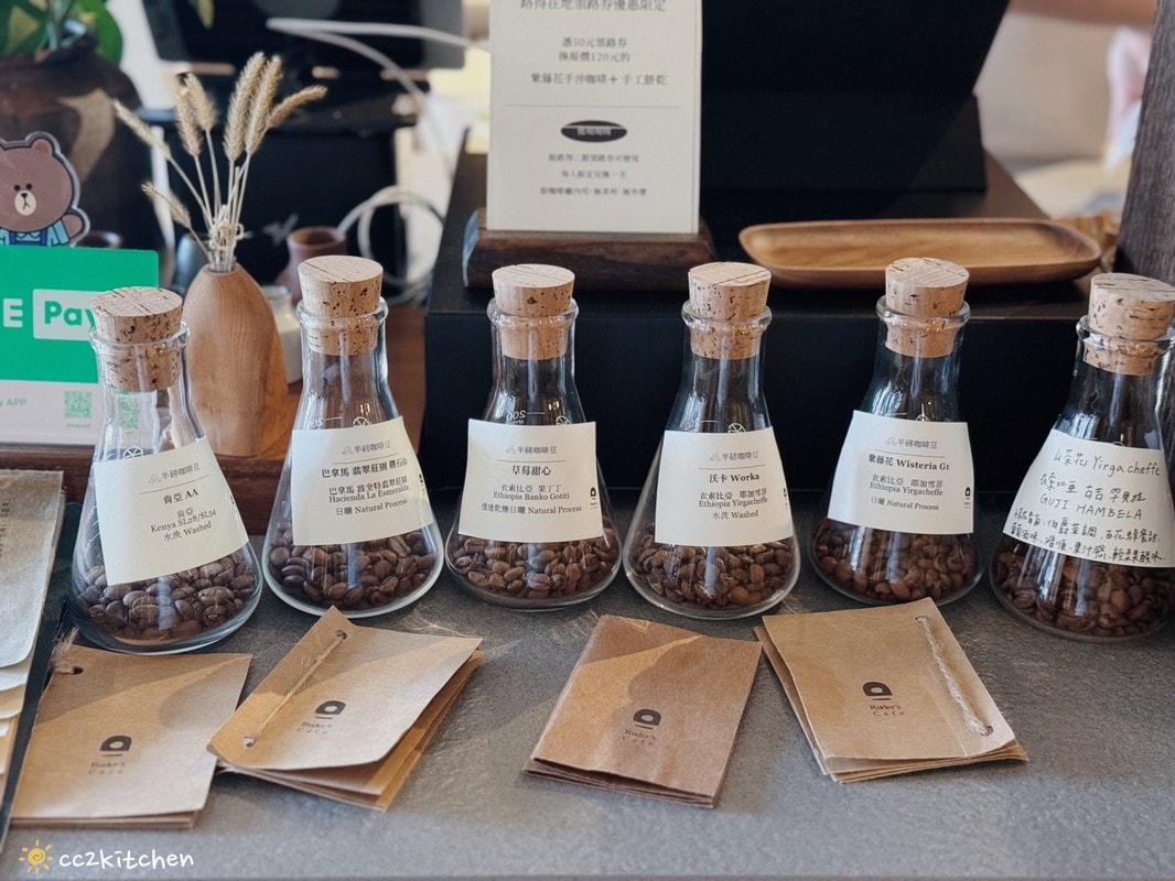 「Ruder’s Cafe」台東路得行旅2館,走進木質調的日式質感咖啡廳!復古老物結合日本職人手作陶藝,打造書香、咖啡香瀰漫的共享空間。 - 第10張圖