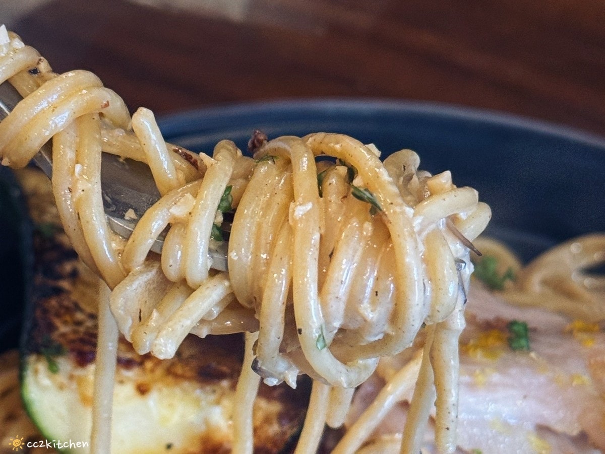 藏身在髮廊裡的複合式餐廳!台東「尖峯洋食x咖啡x沙龍」份量大、料多實在的義大利麵~主廚不定期更換的特餐也是必點! - 第11張圖