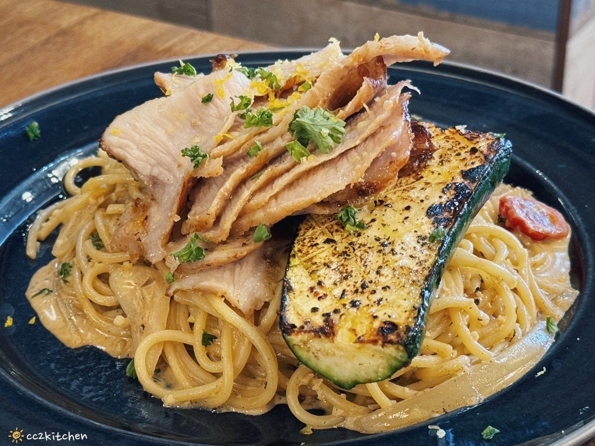 藏身在髮廊裡的複合式餐廳!台東「尖峯洋食x咖啡x沙龍」份量大、料多實在的義大利麵~主廚不定期更換的特餐也是必點! - 第9張圖
