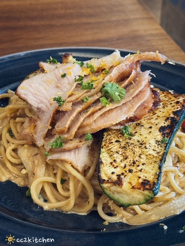 藏身在髮廊裡的複合式餐廳!台東「尖峯洋食x咖啡x沙龍」份量大、料多實在的義大利麵~主廚不定期更換的特餐也是必點! - 第8張圖