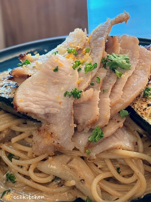 藏身在髮廊裡的複合式餐廳!台東「尖峯洋食x咖啡x沙龍」份量大、料多實在的義大利麵~主廚不定期更換的特餐也是必點! - 第10張圖