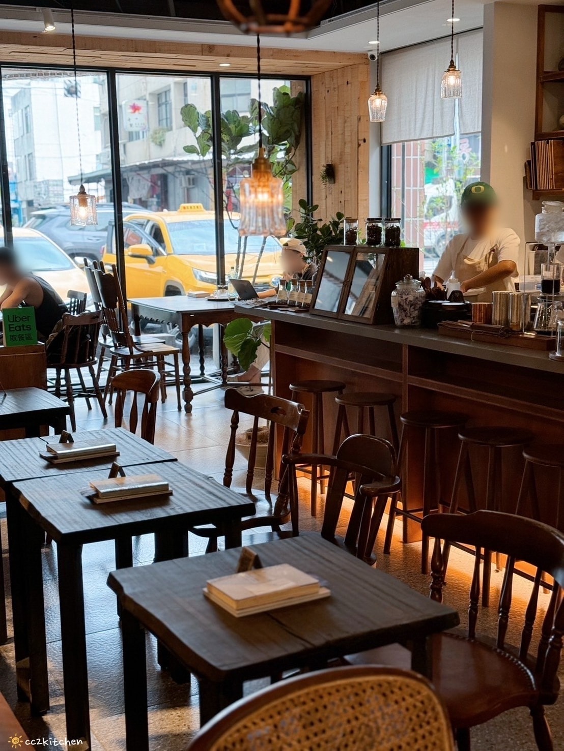 「Ruder’s Cafe」台東路得行旅2館,走進木質調的日式質感咖啡廳!復古老物結合日本職人手作陶藝,打造書香、咖啡香瀰漫的共享空間。 - 第17張圖