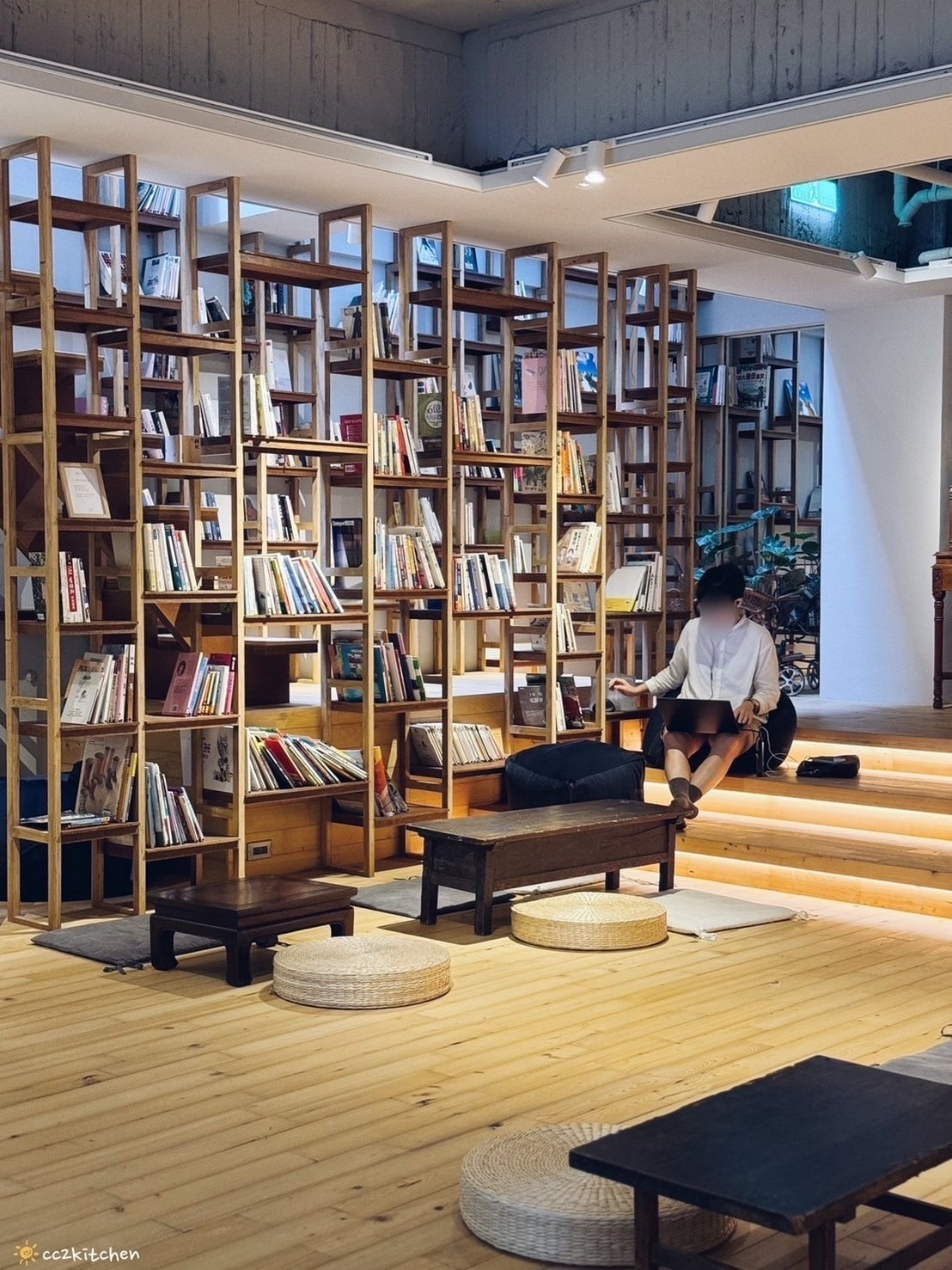 「Ruder’s Cafe」台東路得行旅2館,走進木質調的日式質感咖啡廳!復古老物結合日本職人手作陶藝,打造書香、咖啡香瀰漫的共享空間。 - 第23張圖
