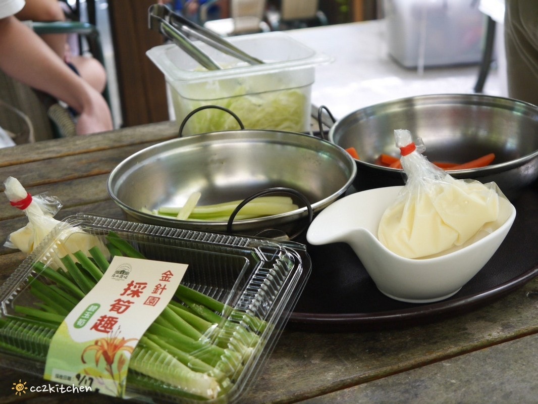 【2026台東太麻里金針山一日遊】金針山賞花秘境、森呼吸金針瑜珈、金針園採筍趣、水果茶凍DIY、大啖金針私房創意料理 ！