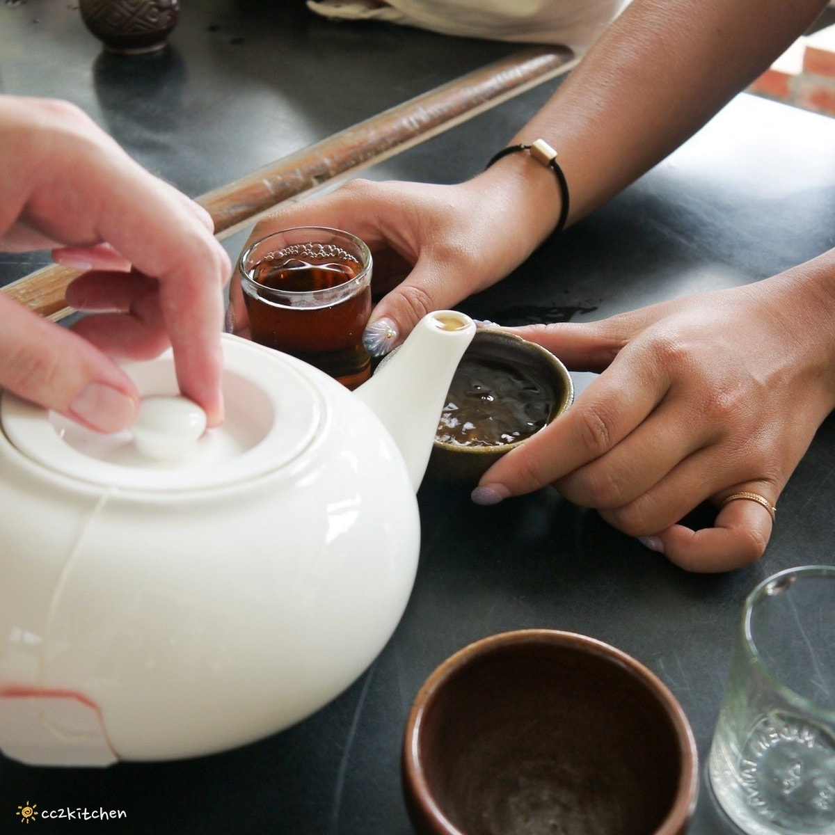 【2026台東初鹿一日遊】初鹿美食景點旅遊指南～一日茶農採茶趣、藥草火鍋吃到飽、深山裡的柴燒陶藝、釋迦鑰匙圈DIY ！