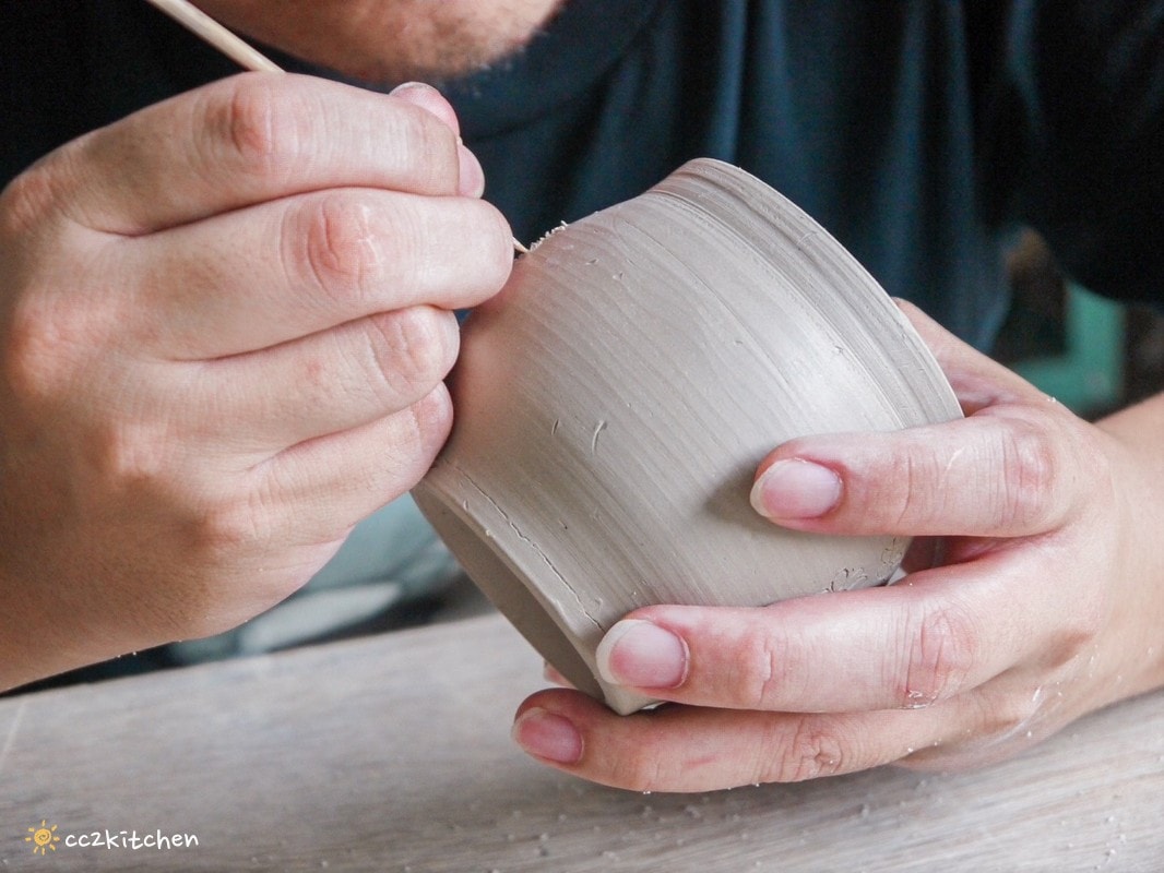 【2026台東初鹿一日遊】初鹿美食景點旅遊指南～一日茶農採茶趣、藥草火鍋吃到飽、深山裡的柴燒陶藝、釋迦鑰匙圈DIY ！