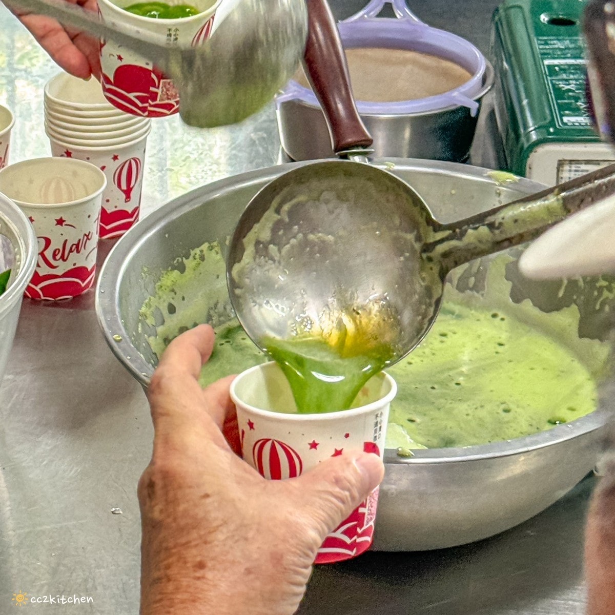 【2026台東初鹿一日遊】初鹿美食景點旅遊指南～一日茶農採茶趣、藥草火鍋吃到飽、深山裡的柴燒陶藝、釋迦鑰匙圈DIY ！