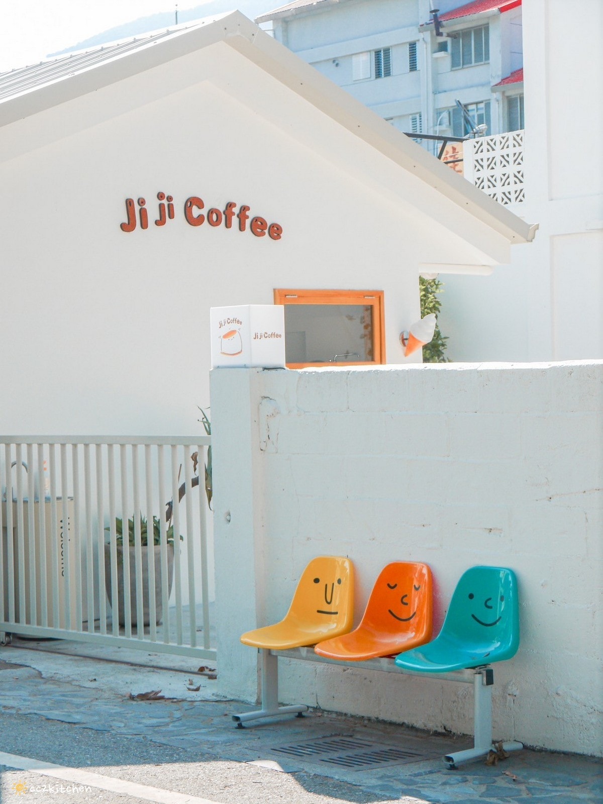 花蓮網美咖啡廳「Jiji Coffee 吉吉咖啡」，位於新城老街上、佳興檸檬汁旁～北海道生乳舒芙蕾專賣店、易開罐式咖啡飲品超吸睛！可外帶也可內用。