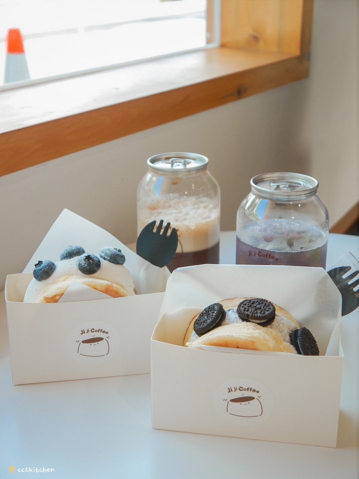 花蓮網美咖啡廳「Jiji Coffee 吉吉咖啡」，位於新城老街上、佳興檸檬汁旁～北海道生乳舒芙蕾專賣店、易開罐式咖啡飲品超吸睛！可外帶也可內用。