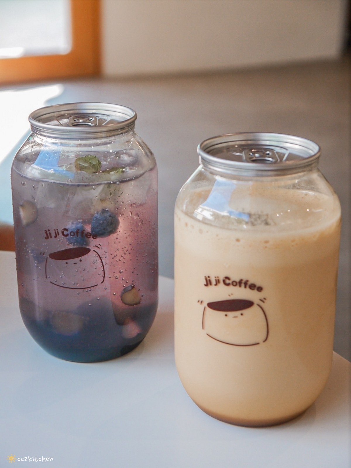 花蓮網美咖啡廳「Jiji Coffee 吉吉咖啡」，位於新城老街上、佳興檸檬汁旁～北海道生乳舒芙蕾專賣店、易開罐式咖啡飲品超吸睛！可外帶也可內用。