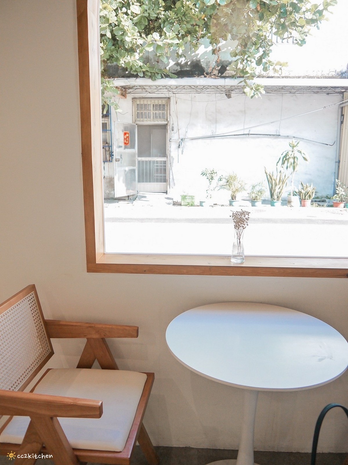 花蓮網美咖啡廳「Jiji Coffee 吉吉咖啡」，位於新城老街上、佳興檸檬汁旁～北海道生乳舒芙蕾專賣店、易開罐式咖啡飲品超吸睛！可外帶也可內用。