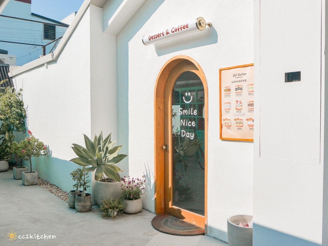 花蓮網美咖啡廳「Jiji Coffee 吉吉咖啡」，位於新城老街上、佳興檸檬汁旁～北海道生乳舒芙蕾專賣店、易開罐式咖啡飲品超吸睛！可外帶也可內用。