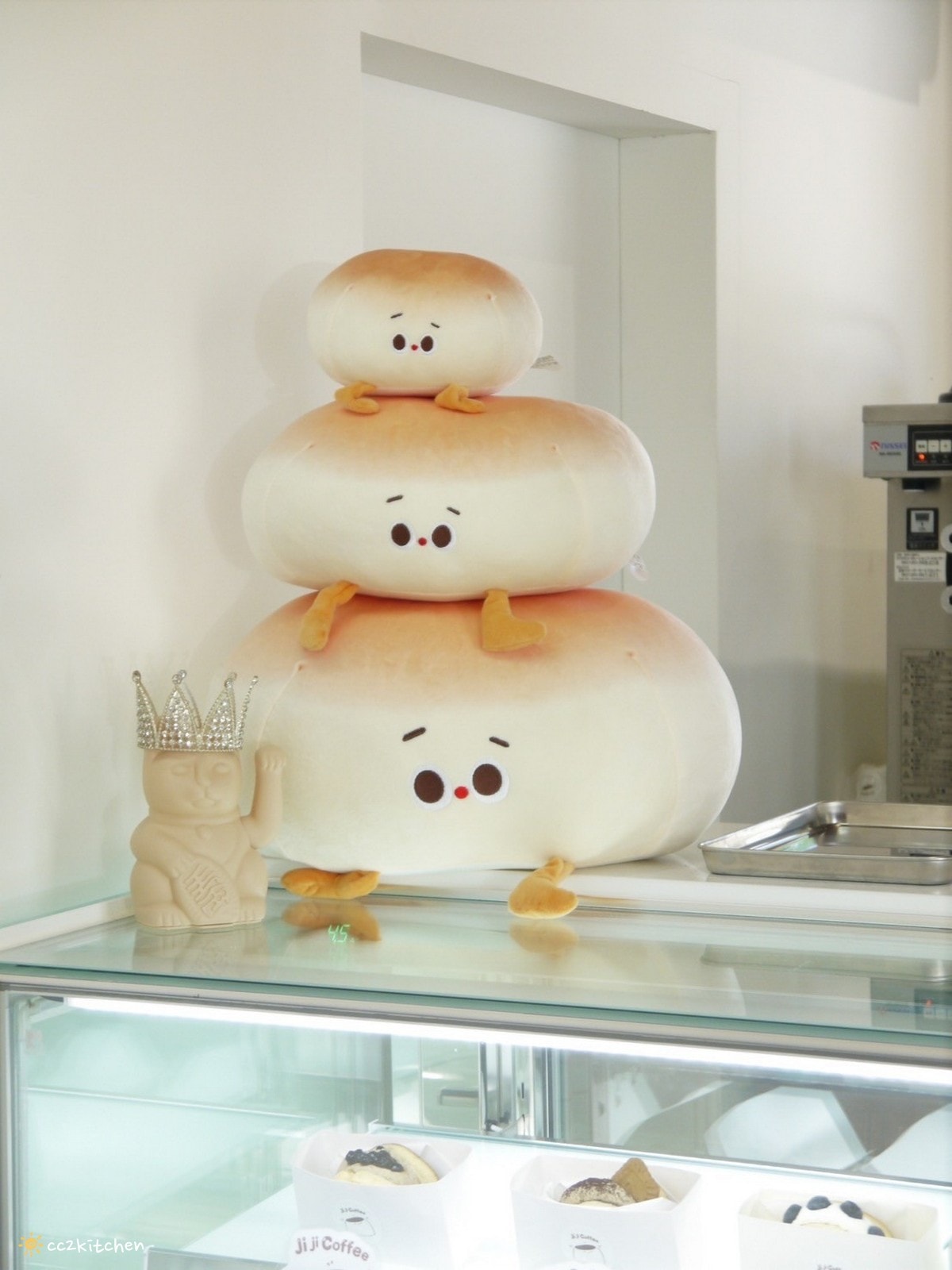 花蓮網美咖啡廳「Jiji Coffee 吉吉咖啡」，位於新城老街上、佳興檸檬汁旁～北海道生乳舒芙蕾專賣店、易開罐式咖啡飲品超吸睛！可外帶也可內用。