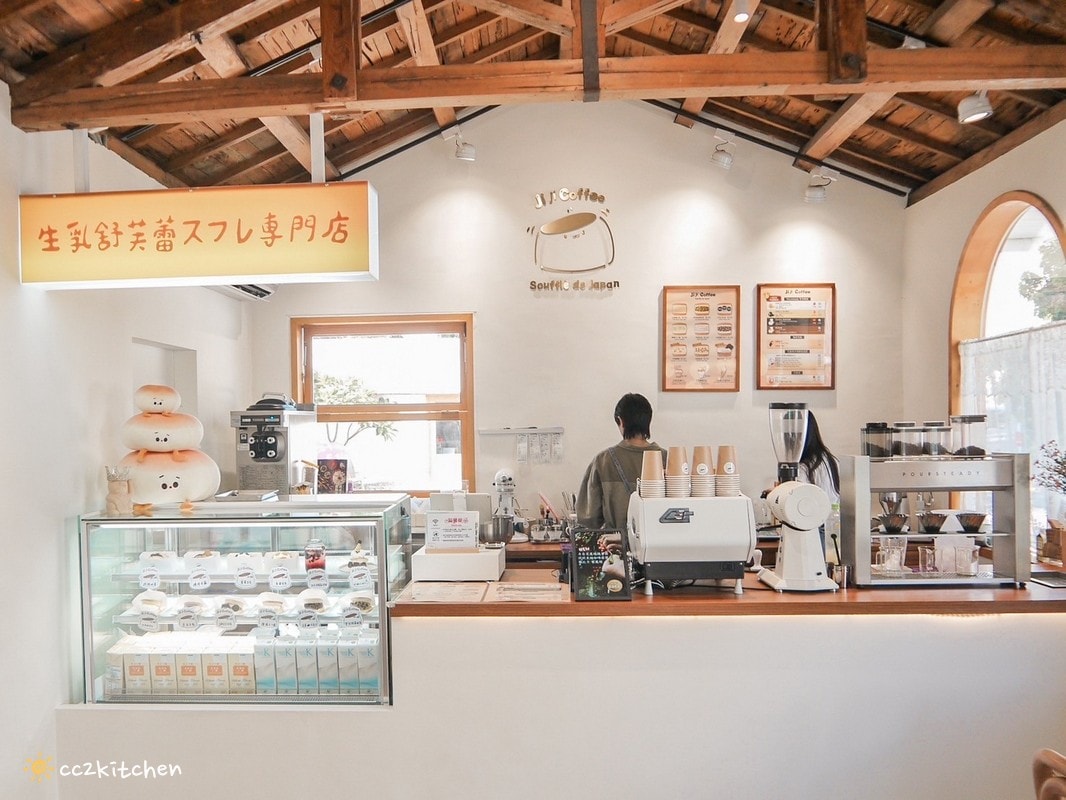 花蓮網美咖啡廳「Jiji Coffee 吉吉咖啡」，位於新城老街上、佳興檸檬汁旁～北海道生乳舒芙蕾專賣店、易開罐式咖啡飲品超吸睛！可外帶也可內用。