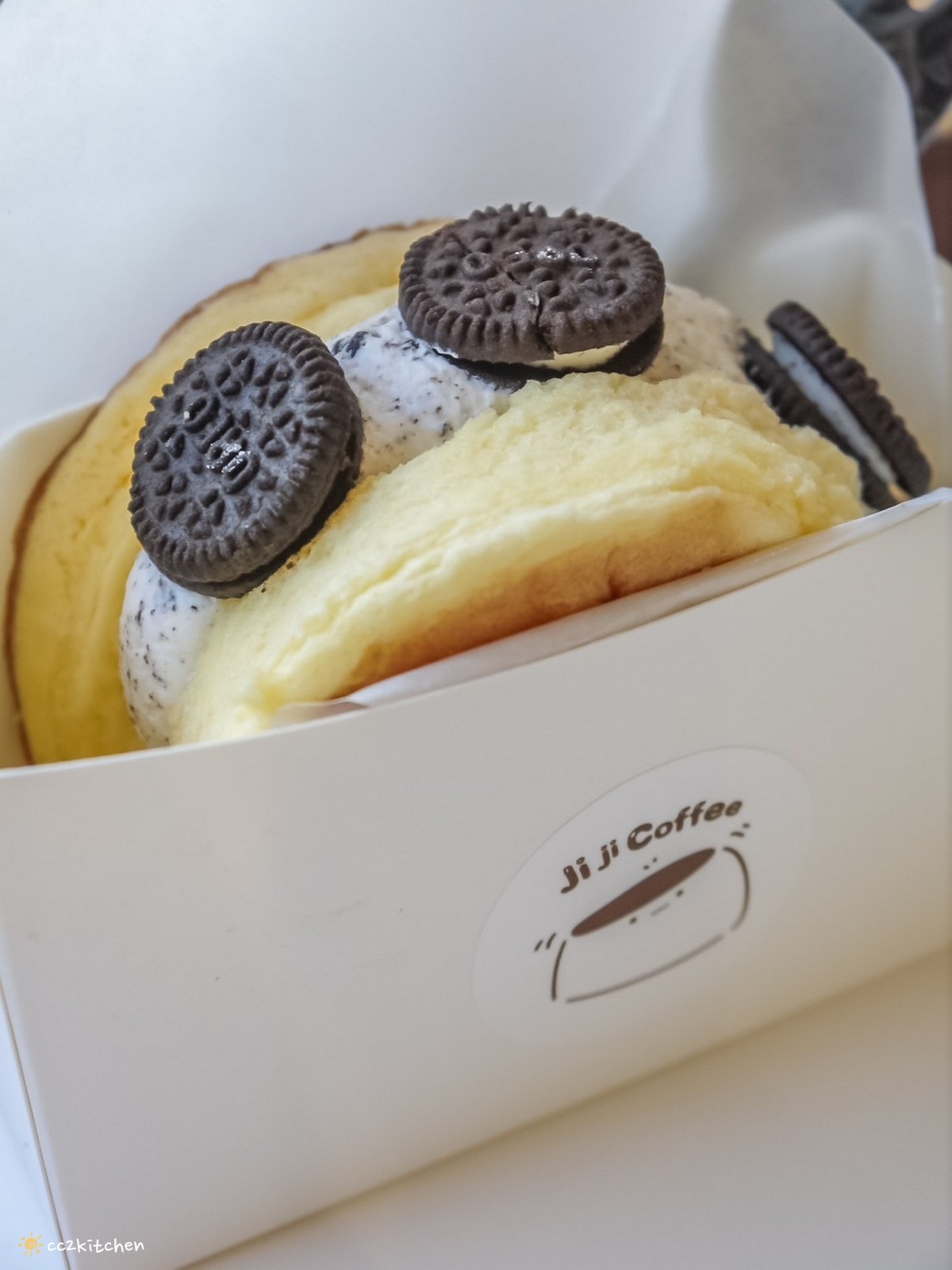 花蓮網美咖啡廳「Jiji Coffee 吉吉咖啡」，位於新城老街上、佳興檸檬汁旁～北海道生乳舒芙蕾專賣店、易開罐式咖啡飲品超吸睛！可外帶也可內用。