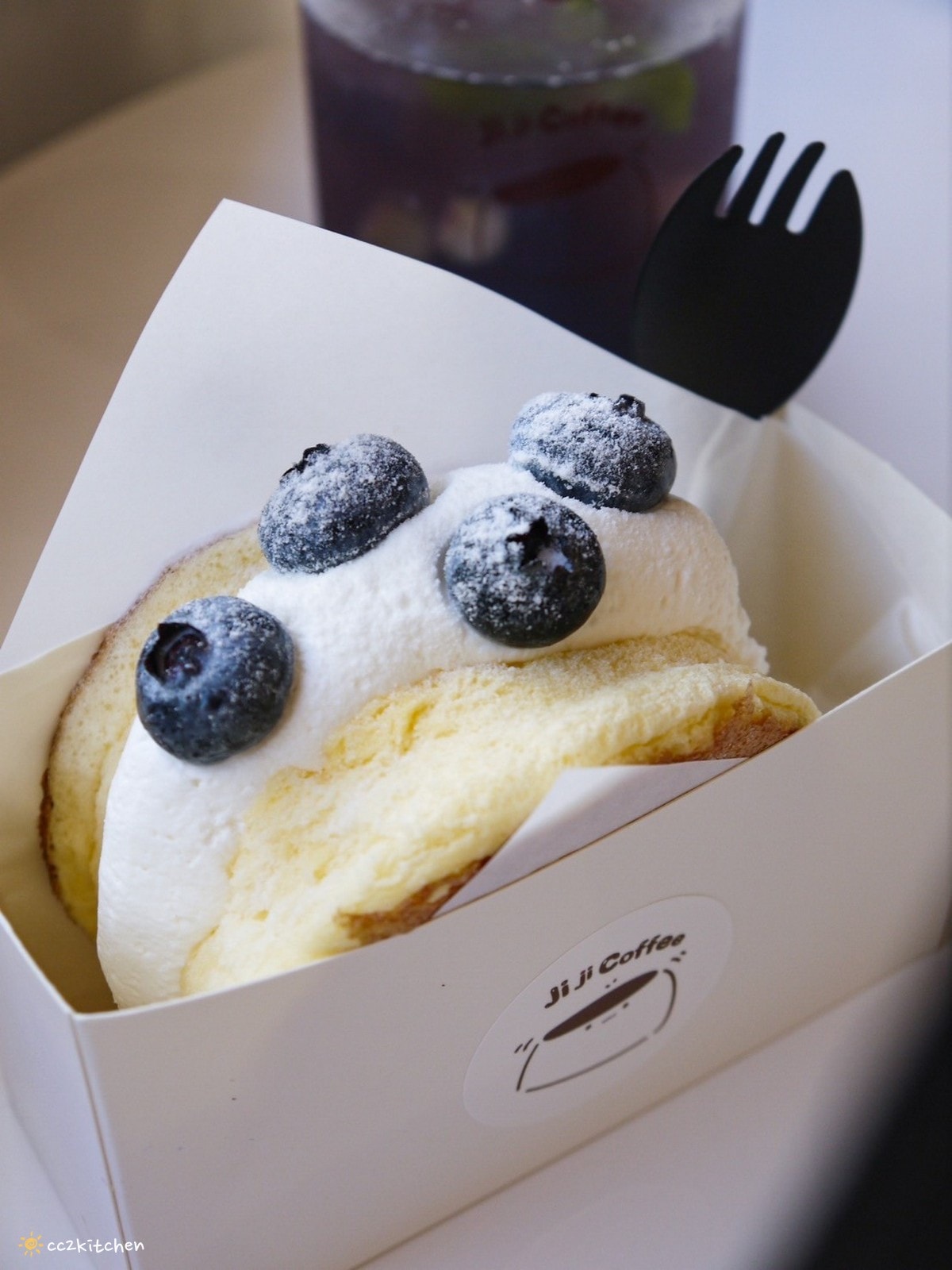 花蓮網美咖啡廳「Jiji Coffee 吉吉咖啡」，位於新城老街上、佳興檸檬汁旁～北海道生乳舒芙蕾專賣店、易開罐式咖啡飲品超吸睛！可外帶也可內用。