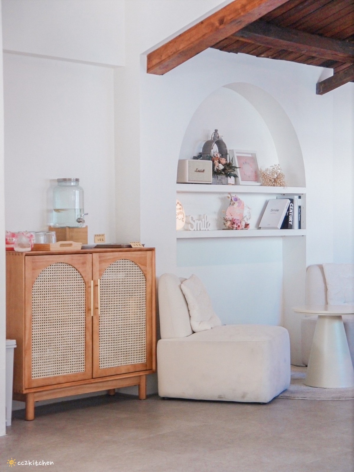 花蓮網美咖啡廳「Jiji Coffee 吉吉咖啡」，位於新城老街上、佳興檸檬汁旁～北海道生乳舒芙蕾專賣店、易開罐式咖啡飲品超吸睛！可外帶也可內用。